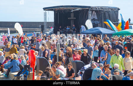 Lyme Regis, Dorset, Großbritannien. 15. Juni 2019. UK Wetter: Massen von Musiker und Besucher strömen zum Strand genießen Sie einen Nachmittag mit Musik als die jährliche Gitarren am Strand Veranstaltung erhält unterwegs am Strand in Lyme Regis an einem herrlichen Nachmittag im warmen Sonnenschein und strahlend blauen Himmel. Die Masse ist der Star der Show als Gitarristen aller Altersgruppen und Fähigkeiten zusammen am Strand versammeln sich als "größten der britischen Band' durchführen. Die Menschen genießen die entspannte Atmosphäre des Festivals, bevor Sie in diesem Jahr gewählten Song "am Strand" durchführen. Credit: Celia McMahon/Alamy Leben Nachrichten. Stockfoto