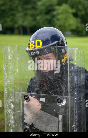 Polizistin mit Riot Shield, Lancashire Constabulary, Leyland, Großbritannien Stockfoto