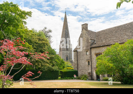 Die Pfarrkirche der Heiligen im Bisley, einem malerischen Cotswold Village in Gloucestershire, Vereinigtes Königreich Stockfoto