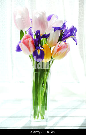 Schönen Blumenstrauß Frühling Blumen im Glas Vase auf Vorhang Hintergrund Stockfoto