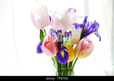 Schönen Blumenstrauß Frühling Blumen im Glas Vase auf Vorhang Hintergrund Stockfoto