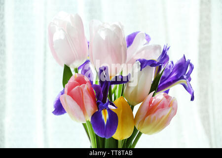 Schönen Blumenstrauß Frühling Blumen im Glas Vase auf Vorhang Hintergrund Stockfoto