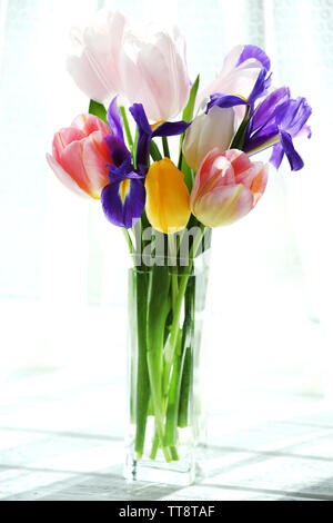 Schönen Blumenstrauß Frühling Blumen im Glas Vase auf Vorhang Hintergrund Stockfoto