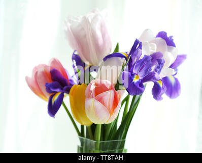 Schönen Blumenstrauß Frühling Blumen im Glas Vase auf Vorhang Hintergrund Stockfoto