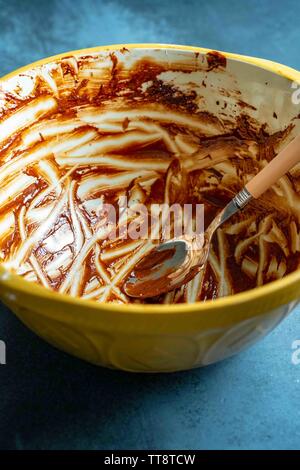 Backen Schüssel mit geschmolzener Schokolade Stockfoto