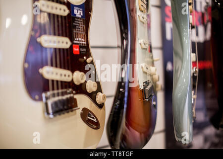 E-Gitarre strats hängen an der Wand für Verkauf bei Music Store Stockfoto