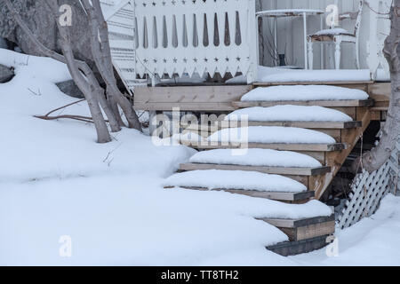 Schnee auf hölzernen Treppen haus im Winter Stockfoto