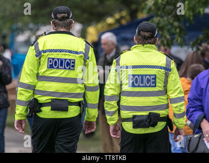 Zwei männliche Britische Polizisten in Hi-viz Jacken Patrouille der Park während der Leyland Festival 2019 Stockfoto