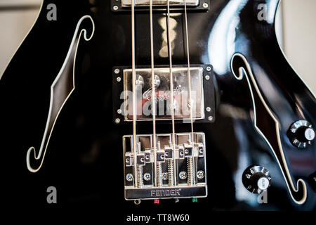 Schwarz Jazz Bass Gitarre auf der Wand an Verkauf einer Music Store Stockfoto