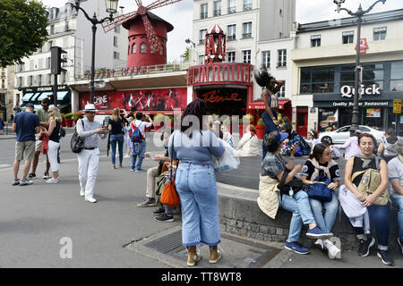 Touristen vor dem Moulin Rouge - Paris - Frankreich Stockfoto