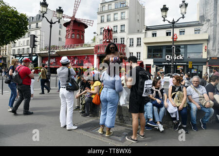 Touristen vor dem Moulin Rouge - Paris - Frankreich Stockfoto