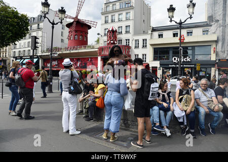 Touristen vor dem Moulin Rouge - Paris - Frankreich Stockfoto