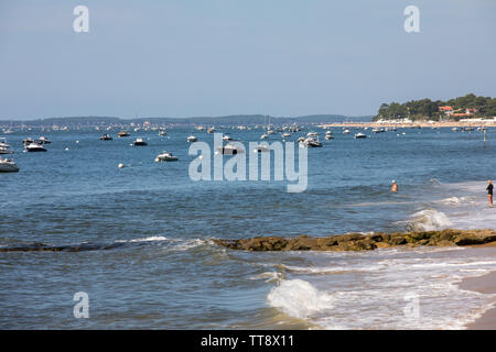 Arcachon, Frankreich - 10. September 2018: Boote in die Bucht von Archachon, Gironde, Frankreich günstig Stockfoto