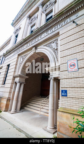 Der Eingang zu Linden Grundschule in der Squirrel Hill Viertel der Stadt mit einer Droge Freie Schule Zone Zeichen in Pittsburgh, PA, USA Stockfoto