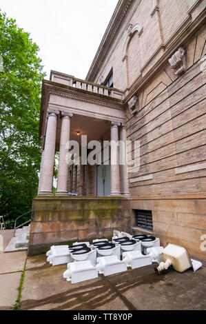 Alte Toiletten, Urinale und Waschbecken außerhalb von Linden Grundschule in der Squirrel Hill von Pittsburgh, Pennsylvania, USA Stockfoto