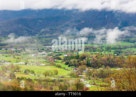 Horizontale Panorama-aufnahme eines Smoky Mountain Valley ländliche Gemeinde. Stockfoto