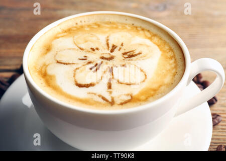 Tasse Kaffee latte Kunst auf Holztisch, Nahaufnahme Stockfoto