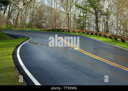 Horizontale Schuß eines nassen geschwungene Straße durch die Smoky Mountains. Stockfoto