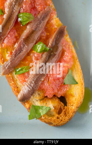 Ein Beispiel für Bruschetta ist ein italienisches Gericht bestehend aus gegrilltem Brot, Olivenöl und Knoblauch mit verschiedenen Toppings. In diesem Fall wird das Brot hat Stockfoto