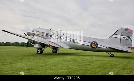 Douglas C-53 Skytrooper "Der Geist des Benovia" an Shuttleworth Air Festival das 75-jährige Jubiläum von D zum Gedenken an den Tag Stockfoto