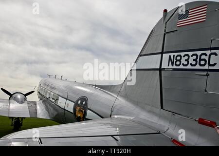 Douglas C-53 Skytrooper "Der Geist des Benovia" an Shuttleworth Air Festival das 75-jährige Jubiläum von D zum Gedenken an den Tag Stockfoto