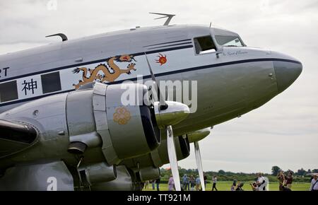 Douglas C-53 Skytrooper "Der Geist des Benovia" an Shuttleworth Air Festival das 75-jährige Jubiläum von D zum Gedenken an den Tag Stockfoto