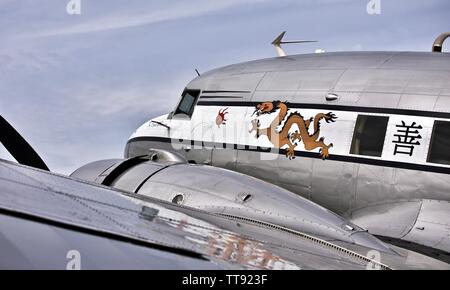 Douglas C-53 Skytrooper "Der Geist des Benovia" an Shuttleworth Air Festival das 75-jährige Jubiläum von D zum Gedenken an den Tag Stockfoto