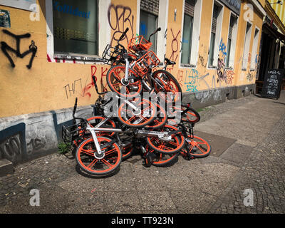 Berlin, Deutschland - Juni 2019: Viele Mobike Bike-sharing Fahrräder auf einem Haufen auf der Straße in Berlin, Deutschland Stockfoto