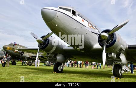 Douglas C-53 Skytrooper "Der Geist des Benovia" an Shuttleworth Air Festival das 75-jährige Jubiläum von D zum Gedenken an den Tag Stockfoto