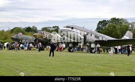 Douglas C-53 Skytrooper "Der Geist des Benovia" und zwei C-47s", der alle Brother" & "Placid Lassie" an der Shuttleworth 2019 fliegendes Festival Stockfoto