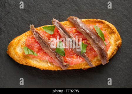 Ein Beispiel für Bruschetta ist ein italienisches Gericht bestehend aus gegrilltem Brot, Olivenöl und Knoblauch mit verschiedenen Toppings. In diesem Fall wird das Brot hat Stockfoto