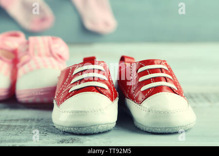 Cute toddler Schuhe und Socken auf hölzernen Hintergrund Stockfoto