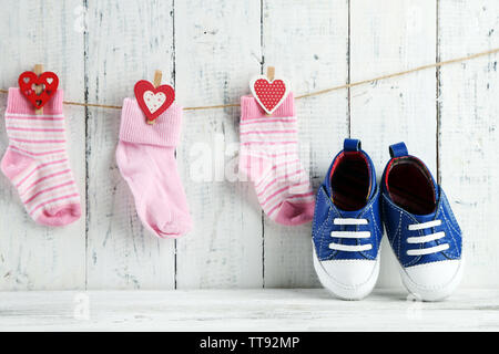 Cute toddler Schuhe und Socken auf hölzernen Hintergrund Stockfoto