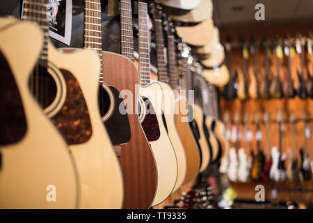 Metall akustischen Gitarren, die an den Wänden der Music Store vorbereitet Stockfoto