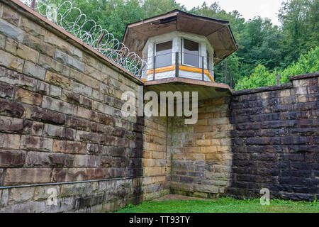 Wachturm und Mauern des alten Höchstsicherheitsgefenzerms Brushy Mountain Tennessee Strafanstalt in Petros, Tennessee Stockfoto