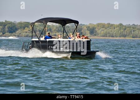 Freizeitboote fahren ihre Wasserfahrzeuge durch das Wasser und die Wellen auf See Mendota, Madison, Wisconsin, USA Stockfoto