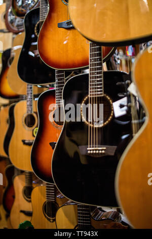 Metall akustischen Gitarren, die an den Wänden der Music Store vorbereitet Stockfoto