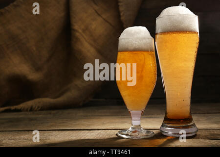 Gläser Bier auf hölzernen Hintergrund Stockfoto