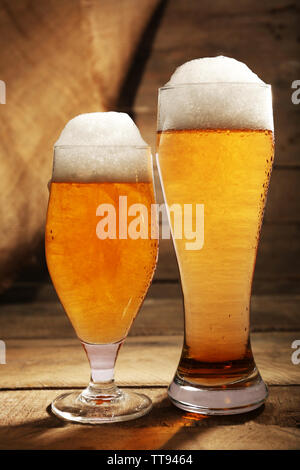 Gläser Bier auf hölzernen Hintergrund Stockfoto