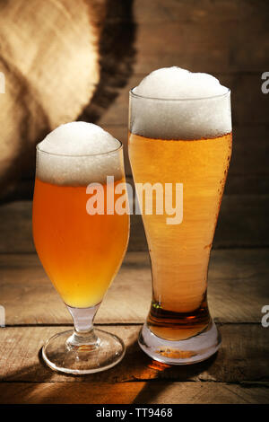 Gläser Bier auf hölzernen Hintergrund Stockfoto