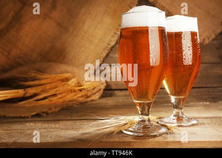 Gläser Bier auf hölzernen Hintergrund Stockfoto