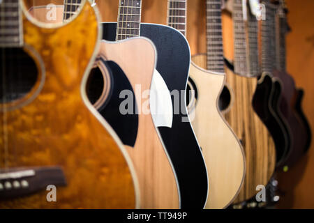 Metall akustischen Gitarren, die an den Wänden der Music Store vorbereitet Stockfoto