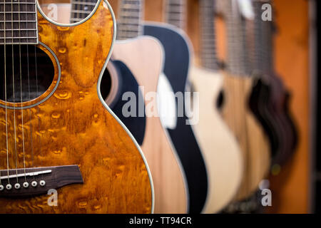 Metall akustischen Gitarren, die an den Wänden der Music Store vorbereitet Stockfoto