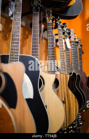 Metall akustischen Gitarren, die an den Wänden der Music Store vorbereitet Stockfoto