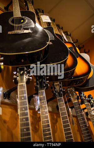 Metall akustischen Gitarren, die an den Wänden der Music Store vorbereitet Stockfoto