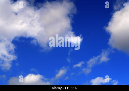 Wolke erfüllte deep blue sky Stockfoto