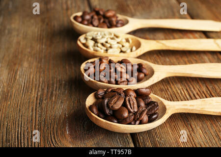 Kaffeebohnen in Löffel auf Holz- Hintergrund Stockfoto