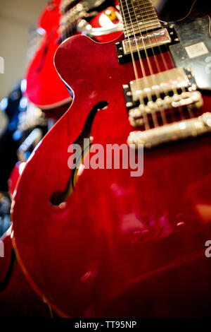 Rote hohl Jazz E-Gitarre Körper Stockfoto