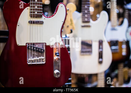 Tele E-Gitarren im Verkauf bei Music Store Stockfoto