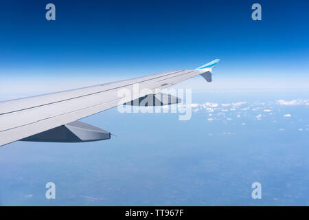 Der Blick über die Flügel eines Airbus A319 fliegen auf Höhe in den Himmel, Wolken und Horizont jenseits, Europa Stockfoto